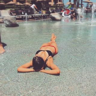 Joey King feet photo thumbnail