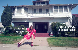 Joey King feet photo thumbnail