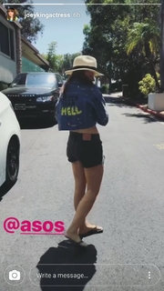 Joey King feet photo thumbnail
