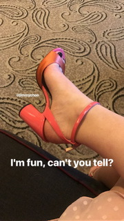 Joey King feet photo thumbnail