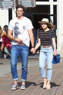 Joey King feet photo thumbnail