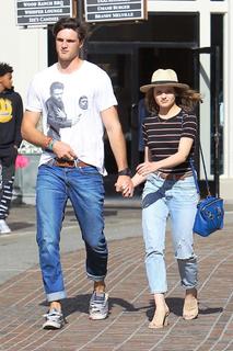 Joey King feet photo thumbnail