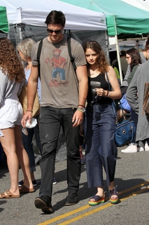 Joey King feet photo thumbnail
