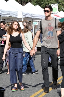 Joey King feet photo thumbnail