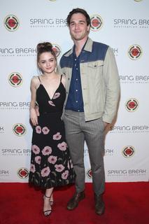 Joey King feet photo thumbnail
