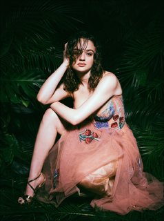 Joey King feet photo thumbnail