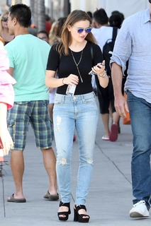 Joey King feet photo thumbnail
