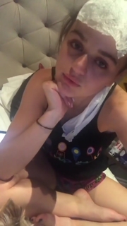 Joey King feet photo thumbnail