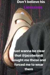 Joey King feet photo thumbnail