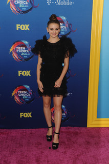 Joey King feet photo thumbnail