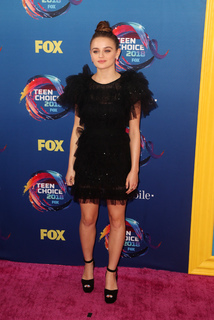 Joey King feet photo thumbnail