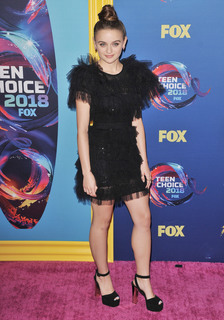Joey King feet photo thumbnail