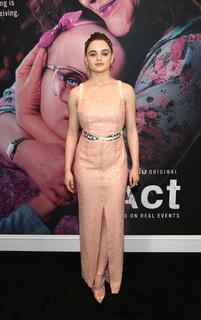 Joey King feet photo thumbnail