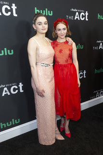 Joey King feet photo thumbnail