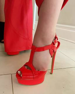 Joey King feet photo thumbnail