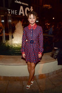 Joey King feet photo thumbnail