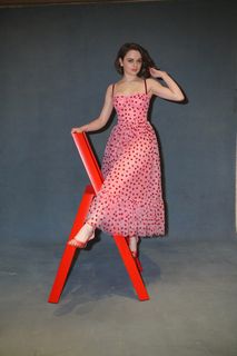 Joey King feet photo thumbnail
