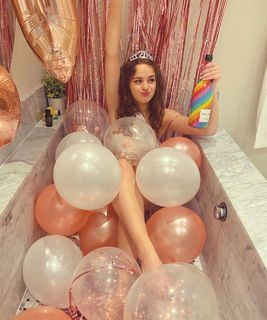 Joey King feet photo thumbnail