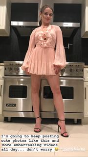 Joey King feet photo thumbnail