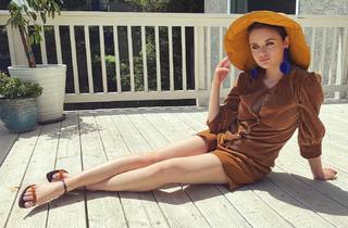 Joey King feet photo thumbnail