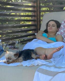 Joey King feet photo thumbnail