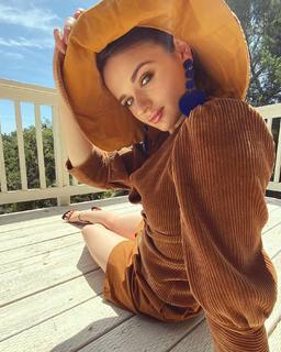 Joey King feet photo thumbnail