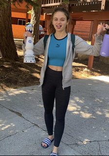 Joey King feet photo thumbnail