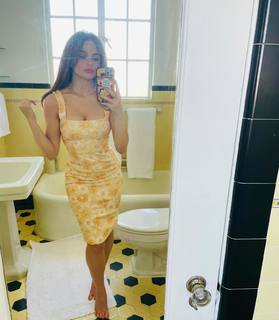 Joey King feet photo thumbnail