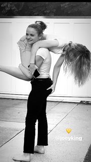 Joey King feet photo thumbnail