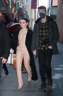 Joey King feet photo thumbnail