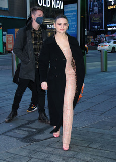 Joey King feet photo thumbnail