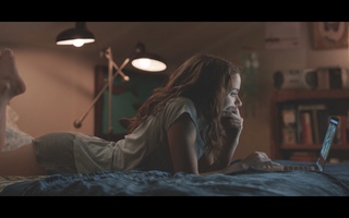 Joey King feet photo thumbnail