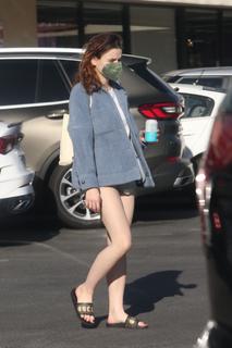 Joey King feet photo thumbnail