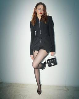 Joey King feet photo thumbnail