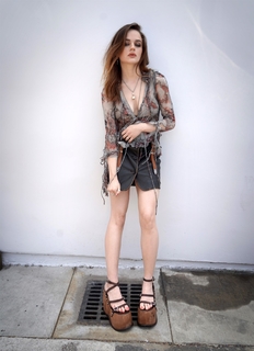Joey King feet photo thumbnail