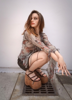 Joey King feet photo thumbnail
