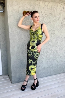 Joey King feet photo thumbnail