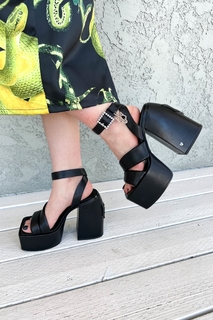Joey King feet photo thumbnail