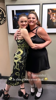 Joey King feet photo thumbnail
