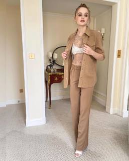 Joey King feet photo thumbnail