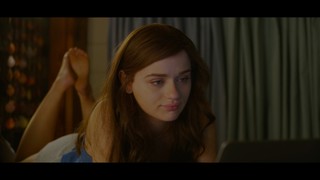 Joey King feet photo thumbnail