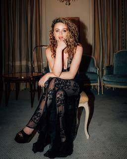 Joey King feet photo thumbnail