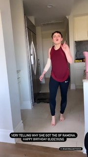 Joey King feet photo thumbnail