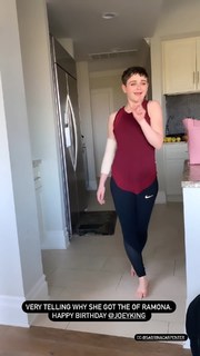 Joey King feet photo thumbnail