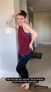 Joey King feet photo thumbnail