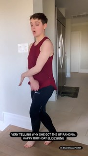 Joey King feet photo thumbnail