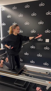 Joey King feet photo thumbnail