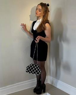 Joey King feet photo thumbnail