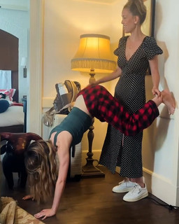 Joey King feet photo thumbnail