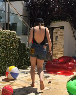 Joey King feet photo thumbnail